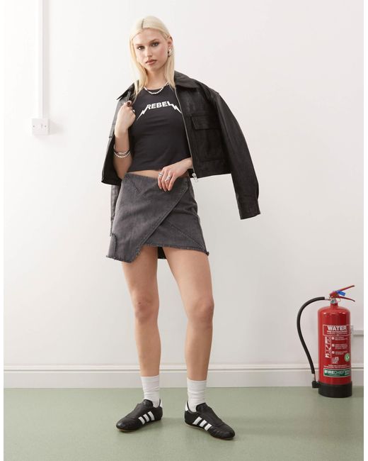 Noisy May Gray – knapp geschnittenes t-shirt