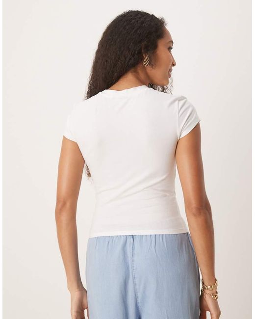 T-Shirt Baby Color Latte Di Cocco Con Grafica Di Colazione di ASOS in White