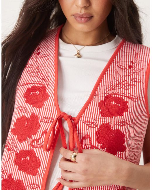 ASOS Red – rot-weiß gestreifte, gesteppte weste mit stickerei