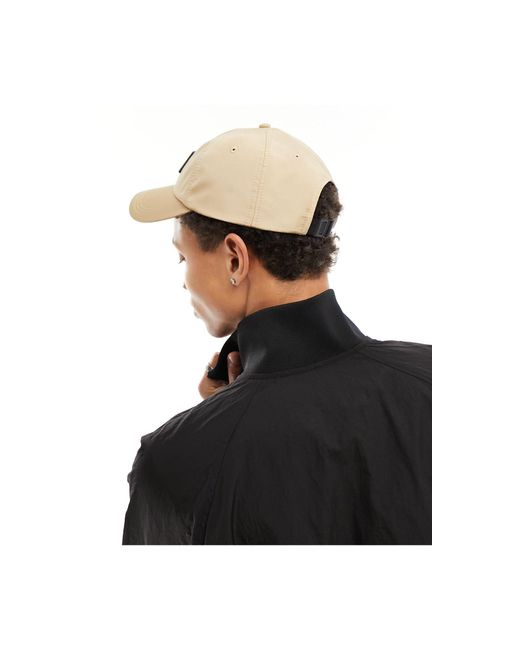 Gorra color piedra con parche del logo Calvin Klein de hombre de color White
