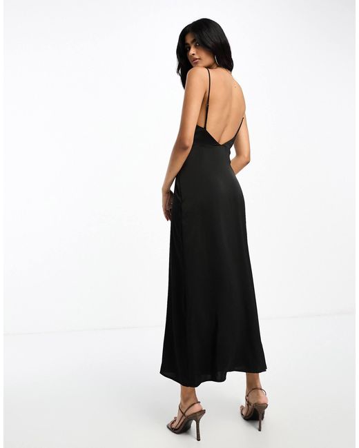 Robe longue en satin à col bénitier Vila en coloris Black