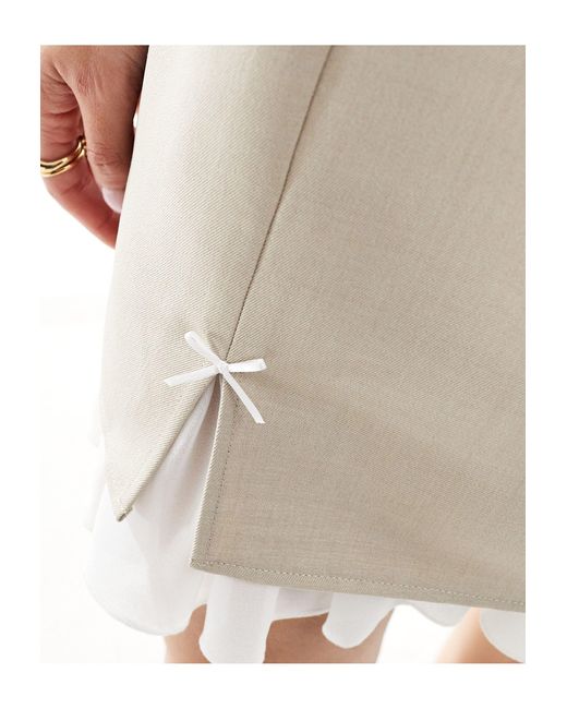 Robe chasuble ajustée avec nœuds - beige Miss Selfridge en coloris White