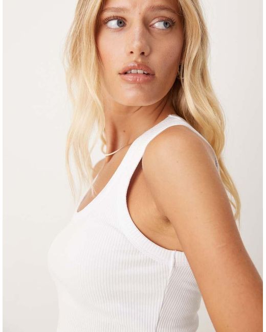 Canotta A Coste Con Scollo Rotondo di ASOS in White