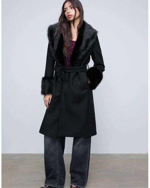 Manteau long avec détails en fausse fourrure Stradivarius en coloris Black