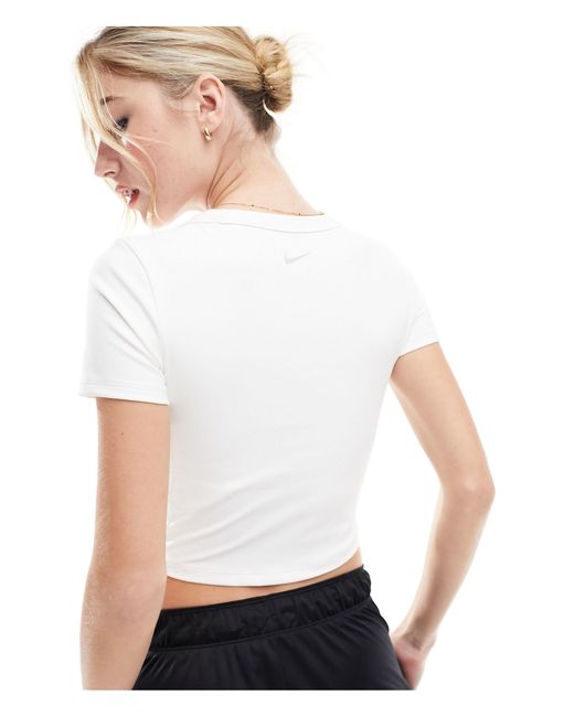 Camiseta corta blanca entallada dri-fit one Nike de color Natural