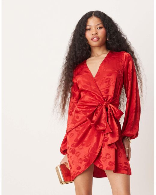 Never Fully Dressed Red Petite – wickel-minikleid aus em satin mit geprägtem lippenprint
