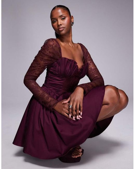 Vestido Corto Color Baya Estructurado Con Volante En El Bajo Y Manga Fruncida De Encaje Transparente De -Rojo ASOS de color Purple