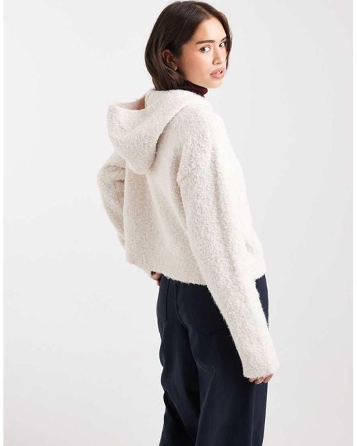 Cardigan Color Avena Bouclé Con Cappuccio E Bottoni di Miss Selfridge in White