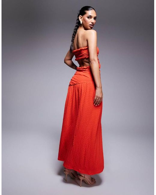 ASOS Maxi Bandeau-Jurk Met Textuur, Uitsnijdingen En Asymmetrische Zoom in het Red
