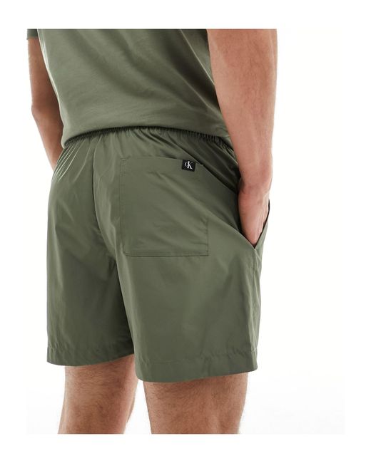 Pantaloncini da bagno taglio medio con monogramma e coulisse oliva di Calvin Klein in Green da Uomo