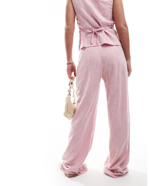 Pantalon d'ensemble aspect lin avec détail brodé Stradivarius en coloris Pink