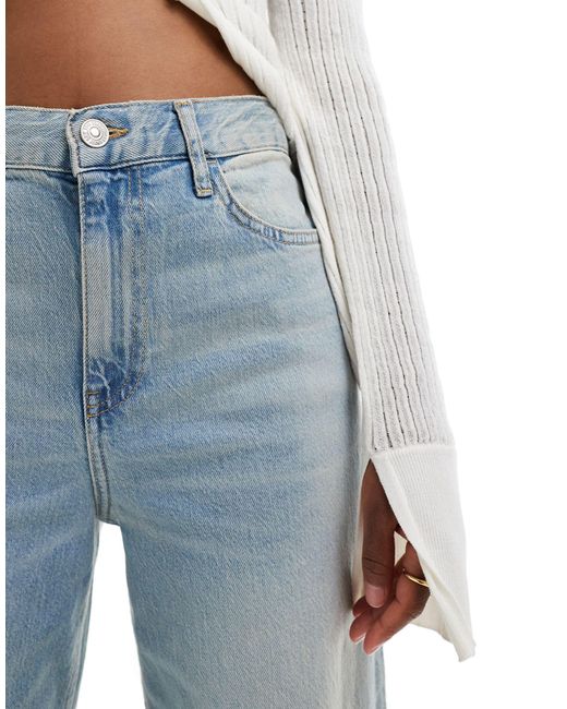Jeans slim chiaro vestibilità comoda con dettagli slavati sul davanti di Mango in Blue