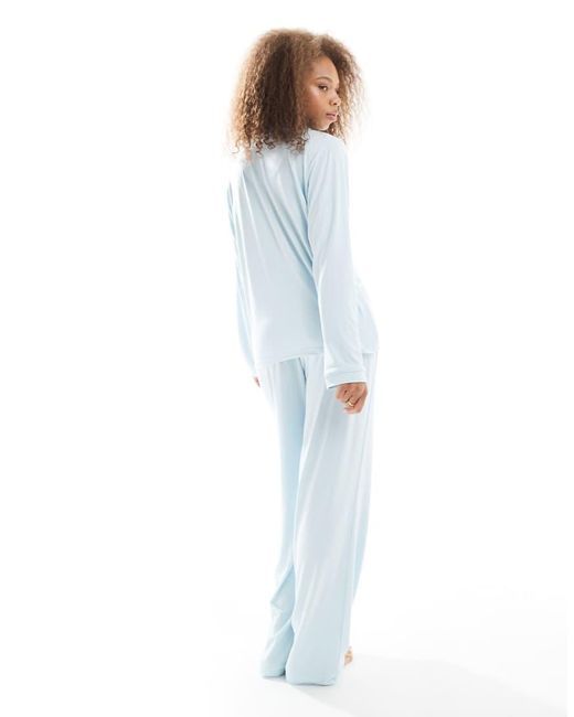 Pijama Azul Hielo De Pantalones De Pernera Ancha Y Top Con Cuello De Solapas Y Detalle De Ribetes De Tejido Muy Suave De Loungeable de color Blue