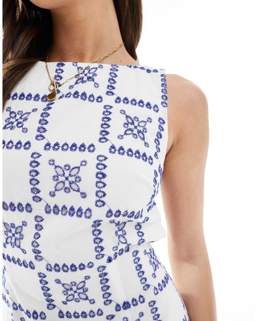Stradivarius White – minikleid mit blauem aufgesticktem kachelmuster