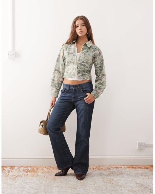 Veste en jean ajustée style années 90 avec imprimé camouflage Collusion en coloris Natural