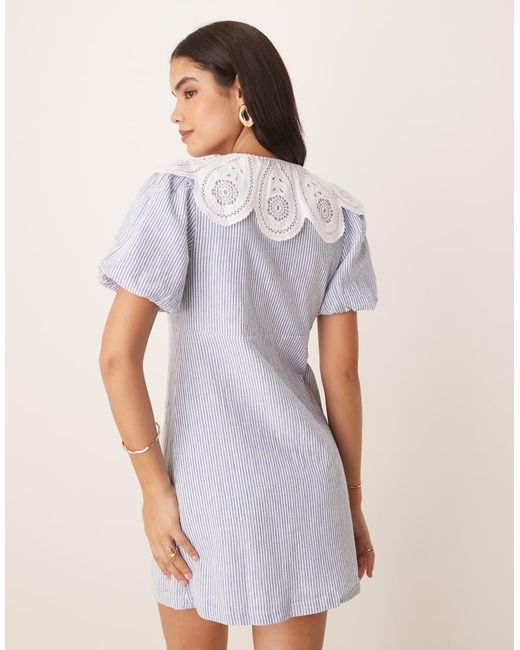 Vestido Corto Amplio Con Raya Diplomática Y Detalle De Solapas Festoneadas Bessie De Nobody's Child de color White