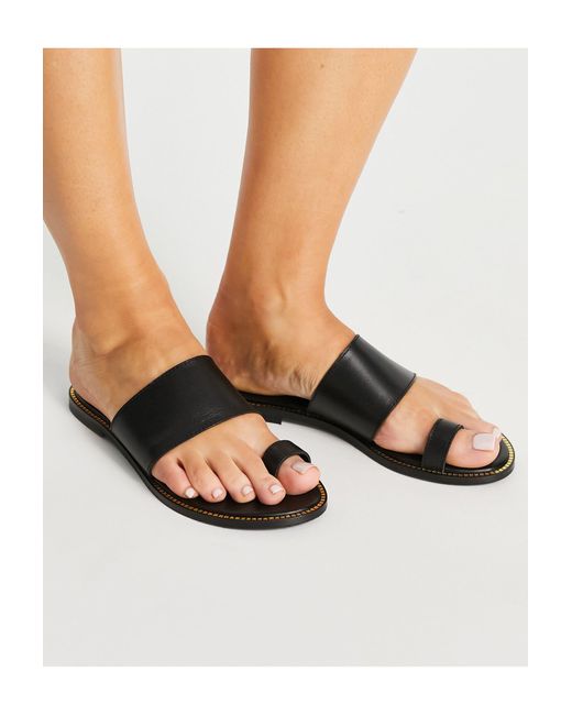 Sandalias planas negras con aro para el dedo Schuh de color Negro - Lyst