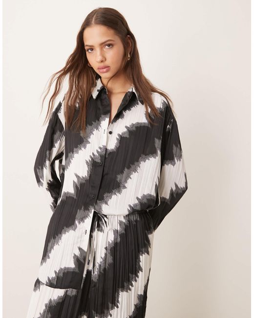 ASOS Multicolor – locker geschnittene plissee-hemdbluse mit schwarz-weißem muster, kombiteil
