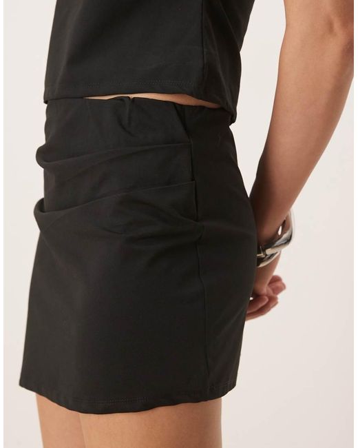 Minifalda Negra Con Bajo Asimétrico Y Detalles Plisados De (Parte De Un Conjunto) ASOS de color Natural