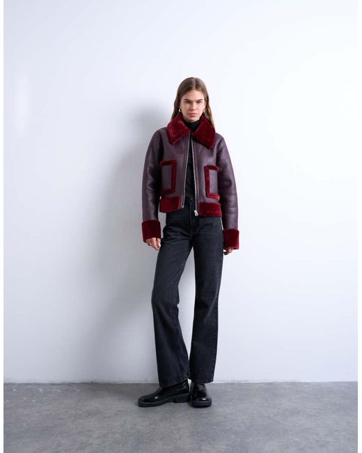 Chaqueta Corta De Cuero Sintético Con Ribetes De Borreguito Rojos En Contraste De -Morado TOPSHOP de color Red
