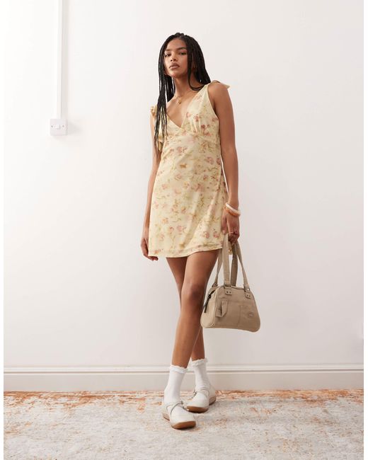 Reclaimed (vintage) Natural – minikleid mit blumenprint, v-ausschnitt und schleife an den schultern