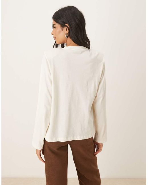 ASOS T-Shirt Met Hoge Ronde Hals, Lange Mouwen En Schoudervullingen in het Natural