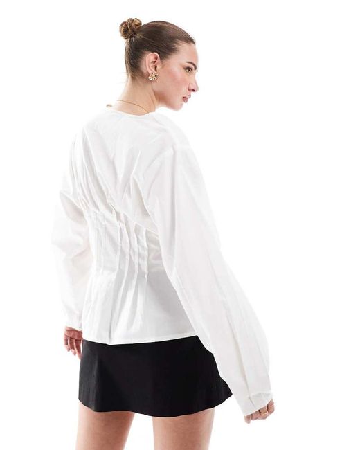 Top Corsetero Con Cuello De Pico Y Mangas Voluminosas De Algodón De ASOS de color White