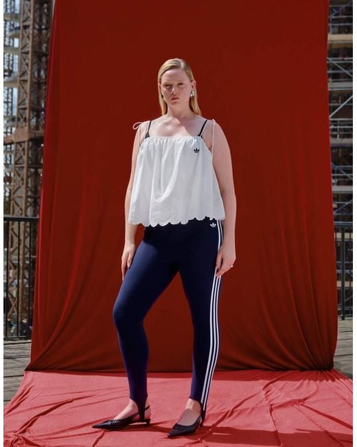 Top De Tirantes Con Bordado Inglés De Originals X Asos Adidas de color Red