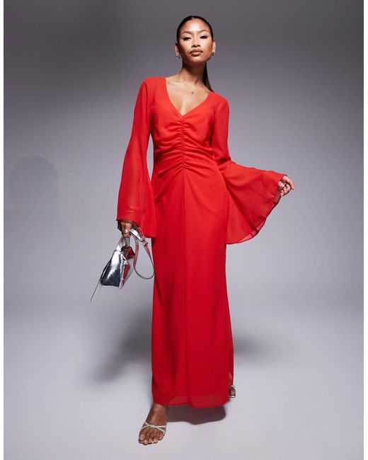Robe longue avec fronces à l'avant et col v ASOS en coloris Red