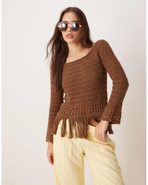 Pull en maille crochetée avec épaules dénudées et ourlet à franges - chocolat ASOS en coloris Brown
