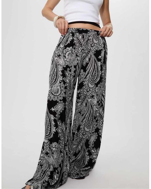 Pantaloni Palazzo Morbidi Neri Con Stampa di Stradivarius in Gray