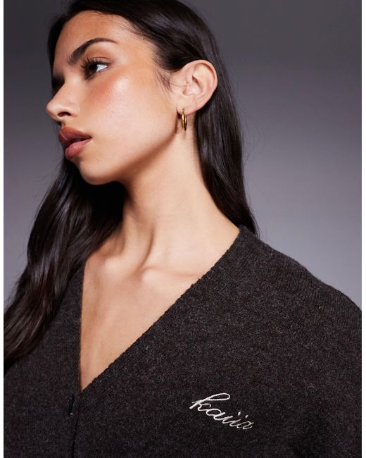 Gilet d'ensemble boutonné en maille avec broderie logo - marron Kaiia en coloris Gray