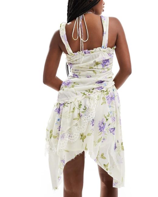 Vestido Corto Fruncido De Manga Corta Con Estampado De Rosas Azules Y Cuerpo Estilo Corsé Fruncido De ASOS de color White