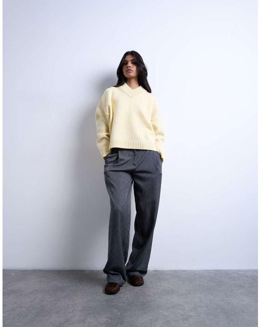 Jersey Amarillo De Corte Depurado Con Cuello De Pico De Punto De Lana De Cordero Premium De TOPSHOP de color Natural