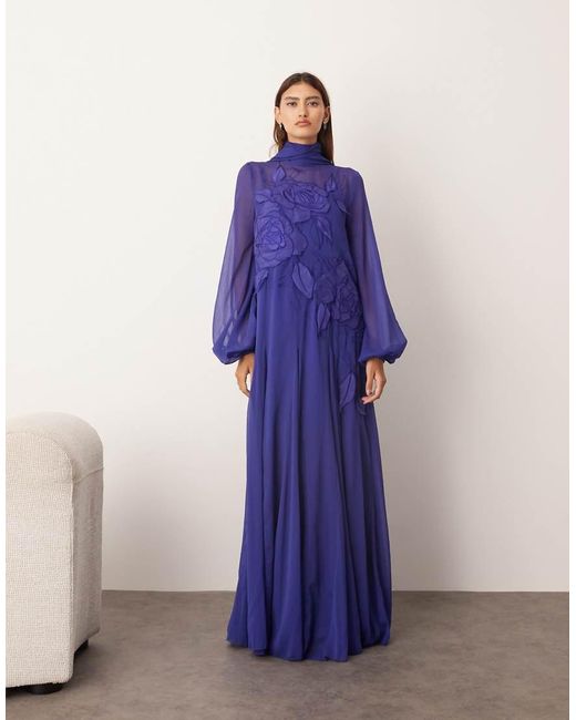 Vestito Lungo A Trapezio Cobalto Allacciato Al Collo Con Applicazione Floreale E Maniche A Campana di ARRANGE in Blue