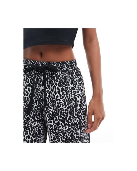 Petite - pantalon à enfiler avec empiècement contrastant et imprimé animal - noir et blanc ASOS en coloris Multicolor