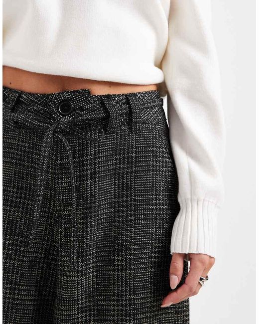 Pantalones Monocromáticos De Pernera Barrel A Cuadros Texturizados Con Detalle De Costuras De Petite-Negro ASOS de color White