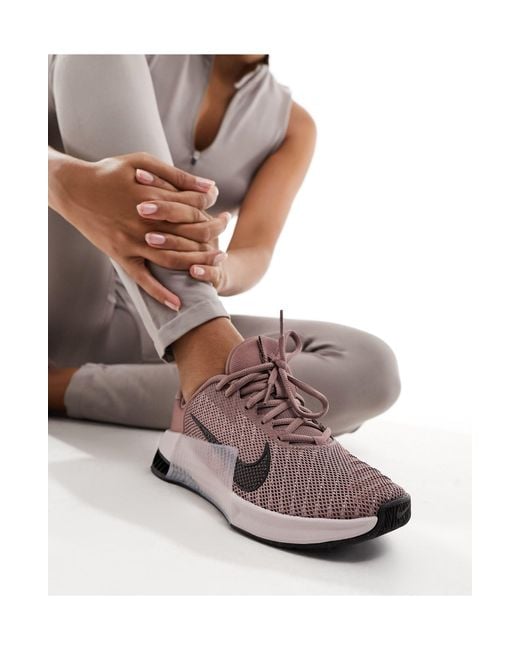Metcon 9 - baskets pour femme - taupe fumé/gris Nike en coloris Pink