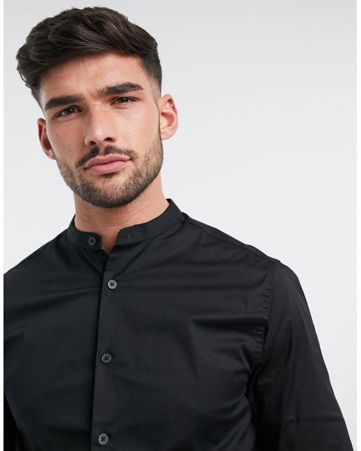 Camisa negra sin cuello hombre sale
