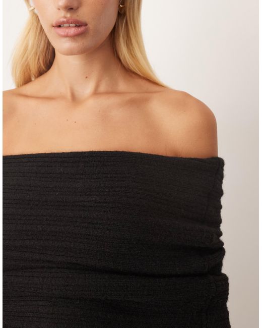 Pull en maille côtelée épaisse à épaules dénudées ARRANGE en coloris Natural