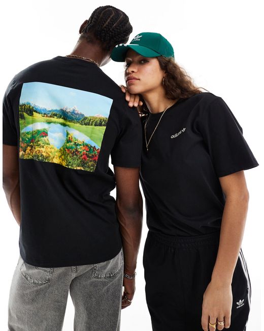 T-shirt unisex nera con stampa di tramonto sul retro di Adidas Originals in Black