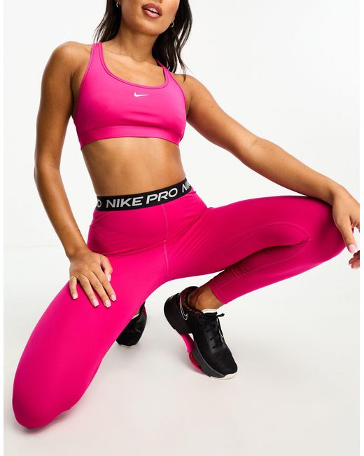 Sujetador deportivo baya Nike de color Pink