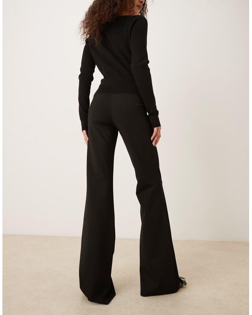 Pantaloni A Zampa Neri Con Pieghe Sul Davanti di Mango in White