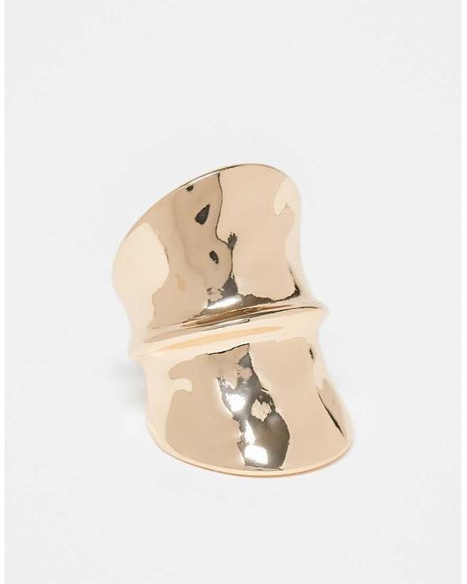 Anello Appariscente Dorato Effetto Martellato di ASOS in Natural
