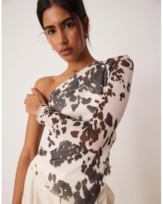 Gina Tricot Top Van Mesh Met Blote Schouders, Asymmetrische Zoom En Koeienprint in het Natural