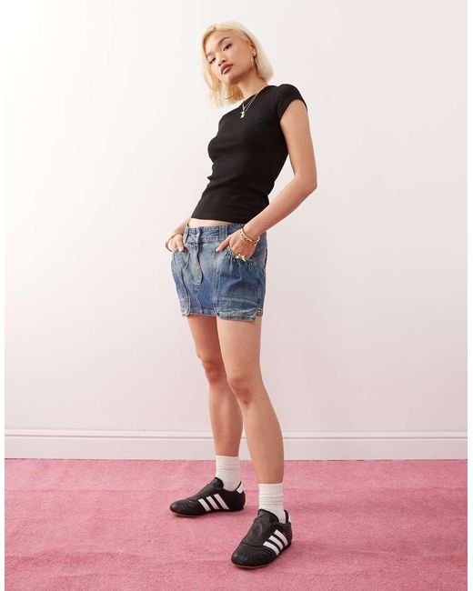 Weekday Aansluitend Geribbeld T-Shirt in het Black