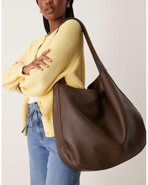 Bolso Tote Marrón Extragrande Granulado Con Diseño Semicircular De ASOS de color Brown