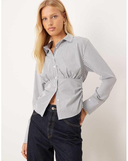 Camisa A Entallada Y Fruncida De ASOS de color Gray