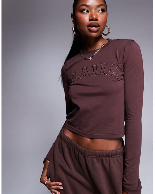 T-shirt crop top d'ensemble riche en coton à manches longues et broderie logo - chocolat Kaiia en coloris Purple
