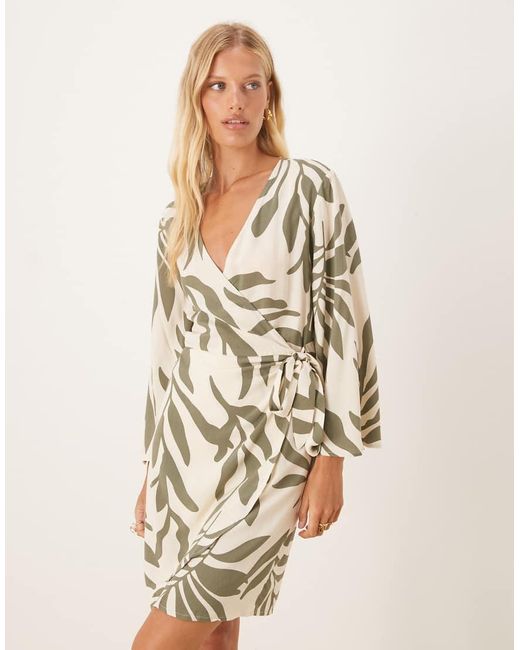 Vestito Stile Kimono A Portafoglio Con Stampa Di Palme Verdi di Jdy in Natural